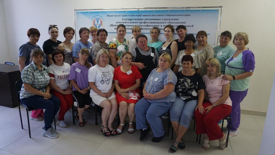 Более 45 социальных работников обучили в Центре ДПО